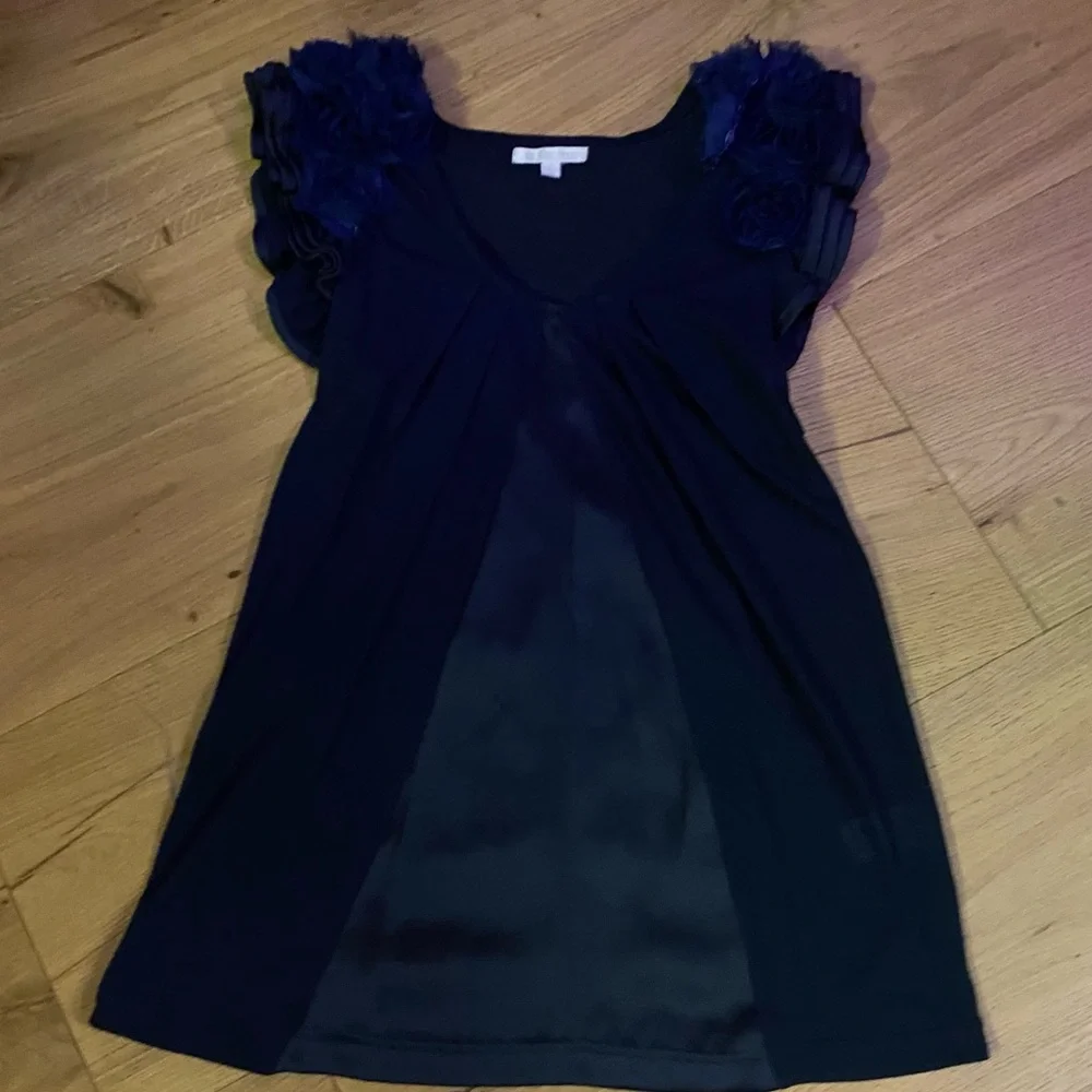 Laquette sleeveless blouse with flowers on the shoulder and silk panel on front - Picture 2 of 7